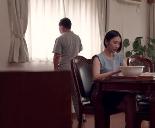 Đụ con dâu khi đang ngủ cạnh chồng