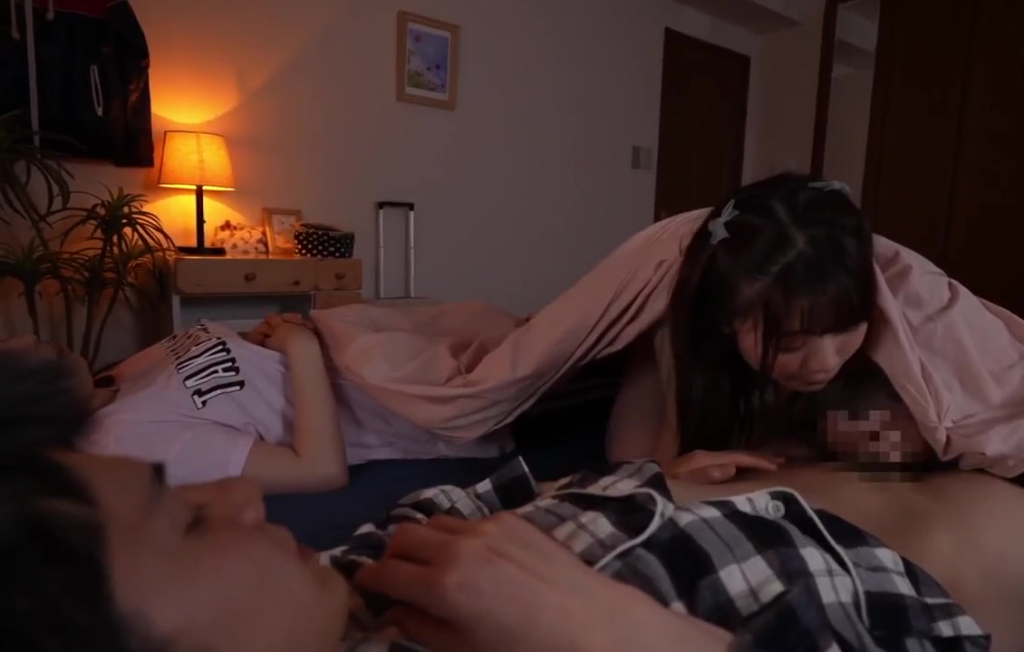 Nhỏ em gái ngủ cùng anh chị