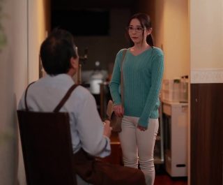 Vợ đi làm thêm rồi đưa lồn cho gã đồng nghiệp đụ