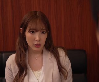 Sếp nữ gợi cảm với bầu ngực thơm tho