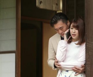 Chồng đi làm đột xuất, vợ ở nhà bị bố xơi lồn