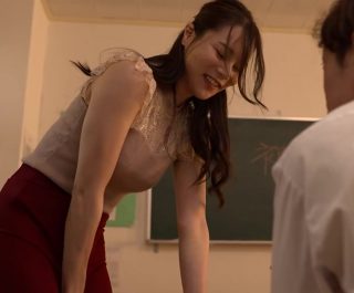 Cô giáo không mặc quần sịp bên trong
